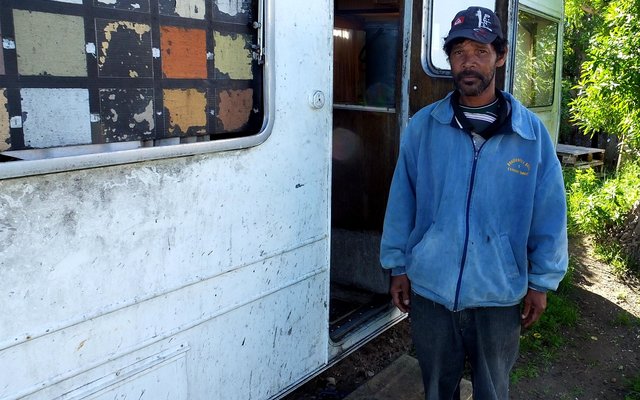   Henry John by die karavaan waarin Heidi 'n wrede dood gesterf het.